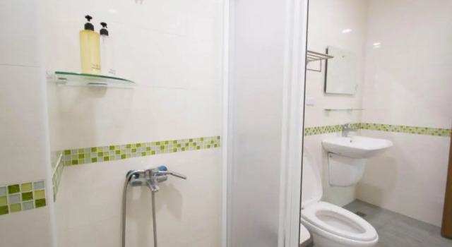 Кровать в общем номере Travelers Hostel