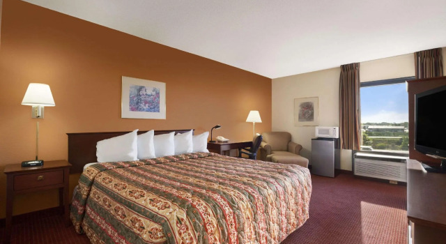 Двухместный номер Standard Days Inn & Suites by Wyndham Cedar Rapids
