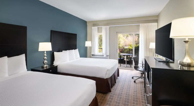 Четырёхместный номер Deluxe с балконом La Cuesta Inn, BW Signature Collection