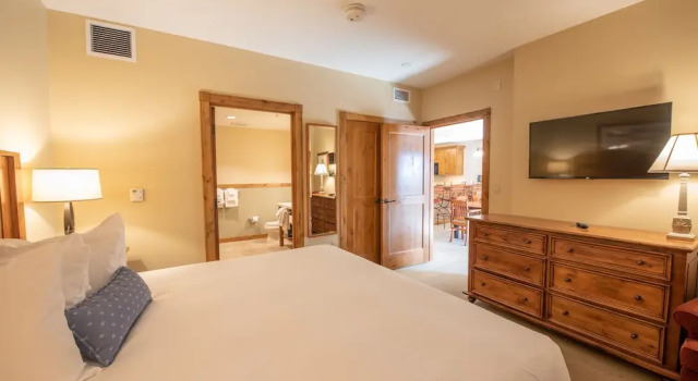 Kid-Friendly 2 Bedroom Bathroom - Slopeside Condo - No Cleaning Fee! by RedAwning