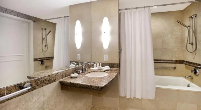 Двухместный номер с балконом и Intracoastal View Signia by Hilton Diplomat Beach Resort