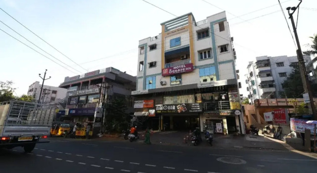 B Square Inn By OYO Rooms
