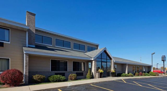 Четырёхместный номер Standard AmericInn by Wyndham Hartford WI