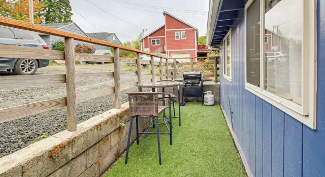 Walk to Mingus Park: Quaint Escape w/ Private Yard, Prenota Casa vacanze Coos Bay 