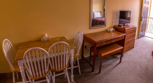 Семейный люкс с балконом Sahara Courtyard Inn Penticton