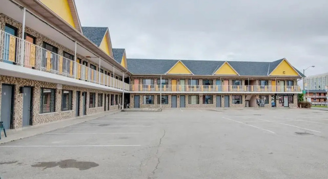 Falls Inn Near Casino Niagara By OYO, Забронировать Мини-отель Мини-отели Ниагара Фолс, рядом с Bird Kingdom, Мини-отель