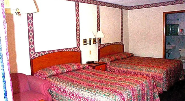 Четырёхместный номер Standard Wesley Inn & Suites