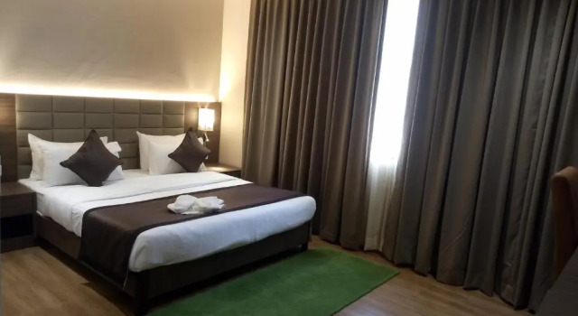 Lynq Aero, Boek Hotel Calcutta 