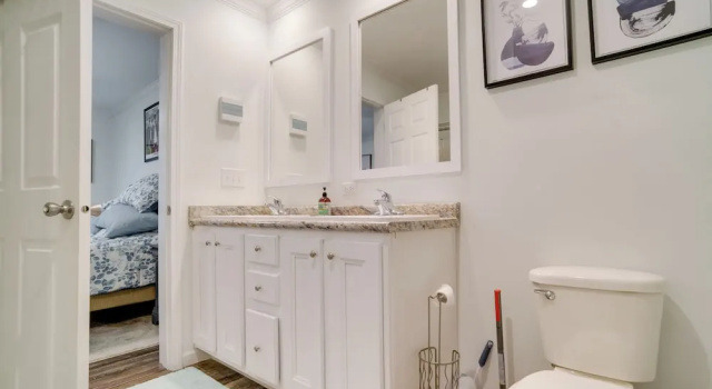 Коттедж с 3 комнатами Charleston Home w/ Porch - 3 Mi to Folly Beach!