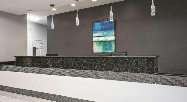 La Quinta Inn & Suites by Wyndham Mercedes Outlet Mall, Забронировать Отель Мерседес Rio Grande Valley