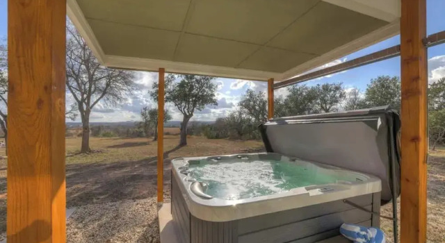Evergreen Escape W/hot-tub 5 Min to Downtown!
