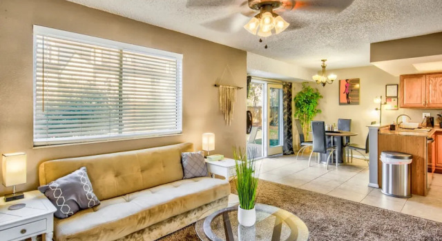 4 BR Country Home In Suburbs W/trails & Parks