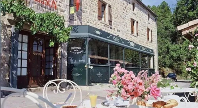 Auberge de la Tour de Brison, Book Hostel / Vandrerhjem Hostels i Ardèche, Hostel / Vandrerhjem