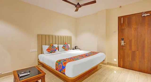 Номер Deluxe FabHotel Siddarth Prime