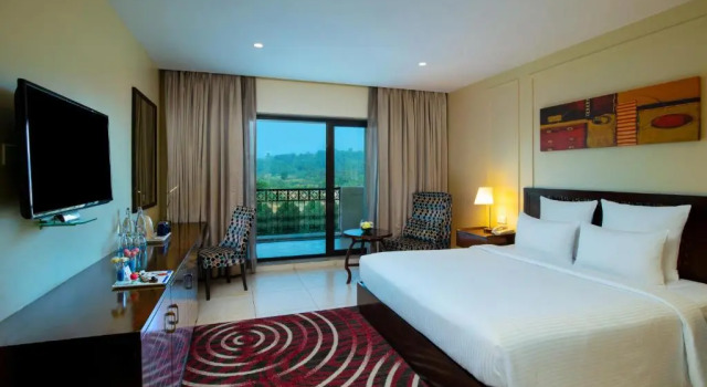 Двухместный номер Deluxe с балконом Novotel Imagica Khopoli Hotel