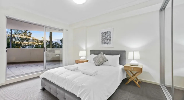 Modern Luxury Apartment Walking Distance to Train Station