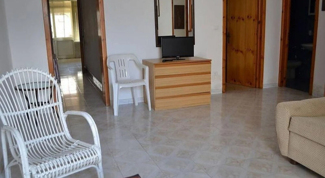 Cosy Apartment Near The Beach With Patio; Pets Allowed; Parking Available