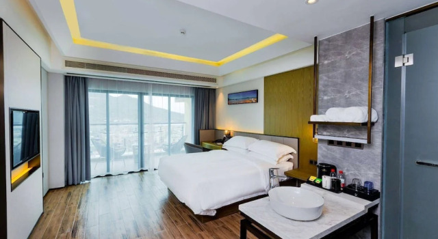 Двухместный номер с видом на гавань Microtel by Wyndham Sanya Dadonghai
