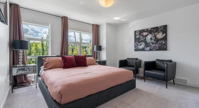 Kensington Calgary House 3BR 20 Min to Downtown, Book Hotel Beltline Calgary