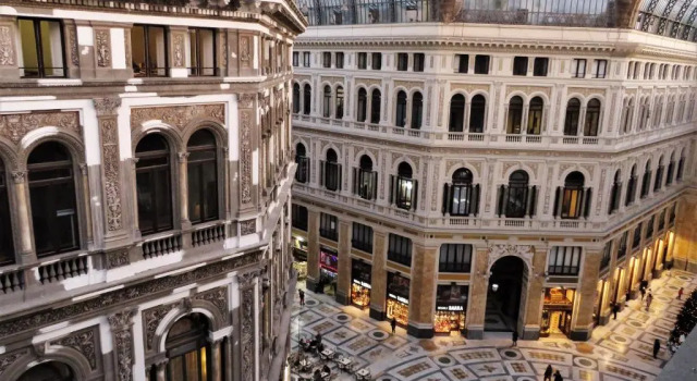 Люкс Domus Sibyllina, Galleria Umberto I