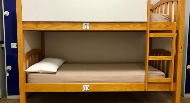 Кровать в общем номере Albergue O Burgo
