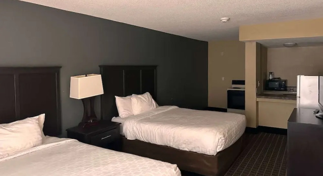 Четырёхместный люкс Days Inn & Suites by Wyndham Norton Shores Muskegon