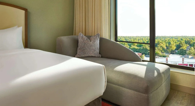 Четырёхместный номер Standard Lively Hotel On Oak Oklahoma City, Tapestry By Hilton