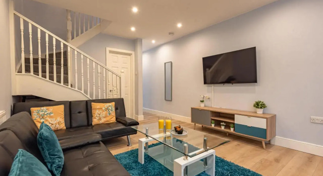 Stylish & Modern 3 Bedroom Reading House with Free WiFi, Netflix, Amazon, Disney, Apple TV By JDF Property