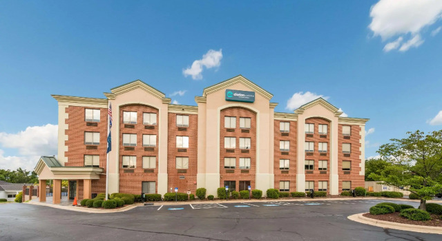 Кровать в общем номере Clarion Pointe Greensboro Airport