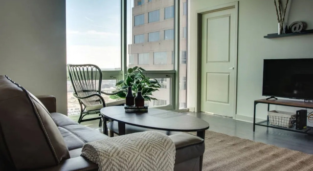 Luxury 2BR Apt In Uptown City View