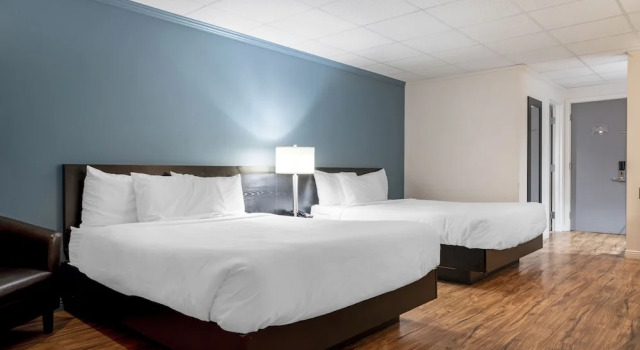 Четырёхместный номер Standard Цокольный этаж Econo Lodge Inn & Suites