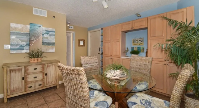 Beachfront Palm House - Walk Right out to the Pool Beach Access - Ph1b, Забронировать Отель Отели Нью-Смирна-Бич с бассейном, рядом с Парк 27 Авеню, Бассейн
