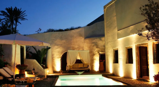 Вилла с балконом Villa in Santorini with Stunning Outdoor Kitchen