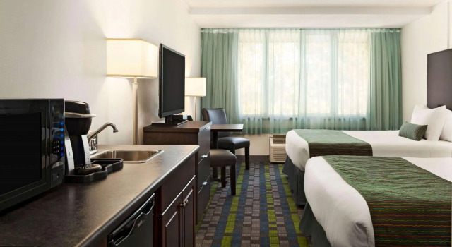 Четырёхместный номер Standard Days Inn by Wyndham Victoria Airport Sidney