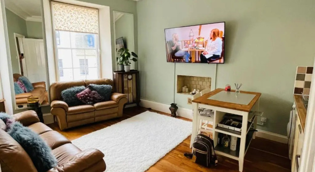Charming 2-bedroom Apartment Located in Ayr