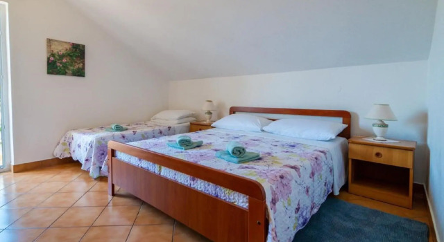 Comfortable Apartment With Balcony In A Quiet Area 60 Meters From The Beach, Забронировать Апартаменты/квартира Петрчане Задарская жупания, рядом с Пляж Радман