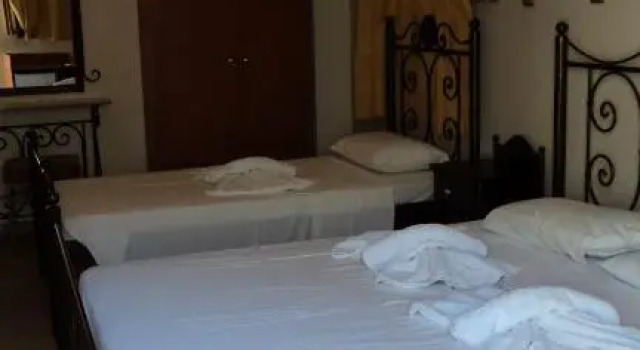 Трёхместный номер Standard Paris Hotel