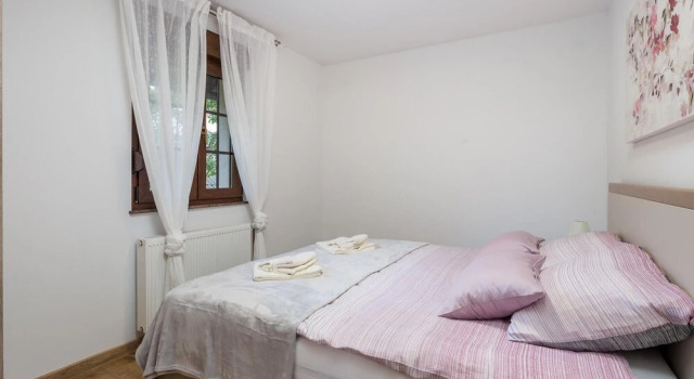 Amazing Home in Otocac With Wifi, 4 Bedrooms and Outdoor Swimming Pool, Boek Hotel Hotels in Lika-Senj County met zwembad, Zwembad