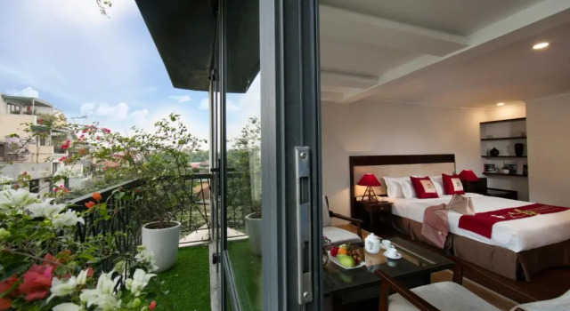 Люкс с балконом Au Coeur dHanoi Lakeside Hotel