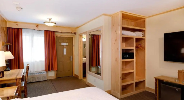Номер Standard с видом на горы Adirondack Spruce Lodge
