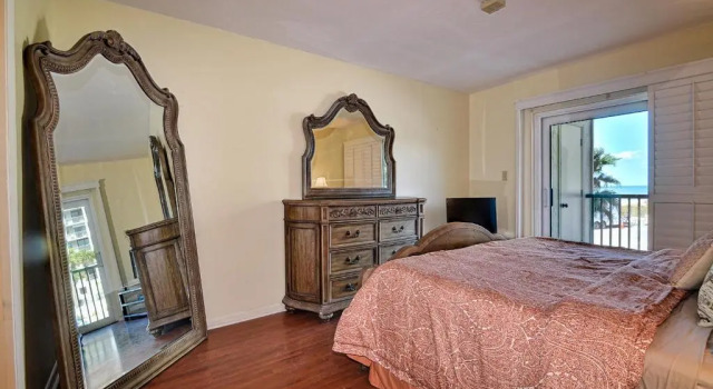 Mont Martre Condo 216 Beachfront 2 bedroom 2 bath at Mont Martre Condos 23117, Rezerwuj Hotel Belleair Shore Pinellas County
