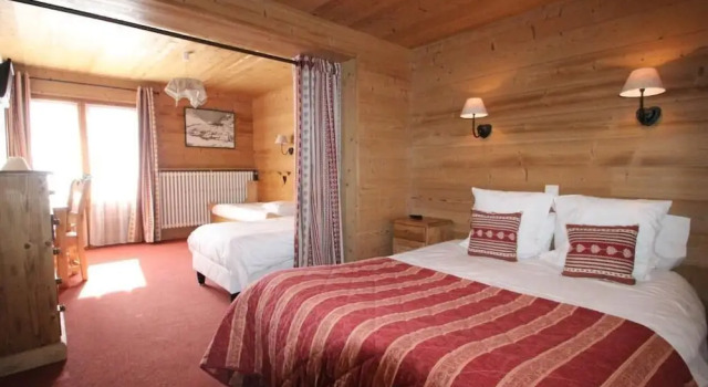 Четырёхместный номер Standard с балконом Logis Hôtel la Cremaillère