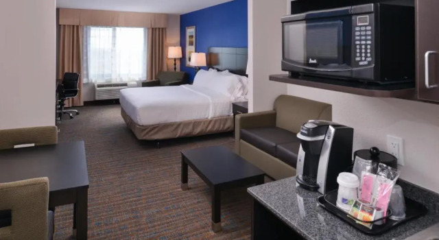Двухместный люкс Executive Holiday Inn Express & Suites Bakersfield Airport by IHG
