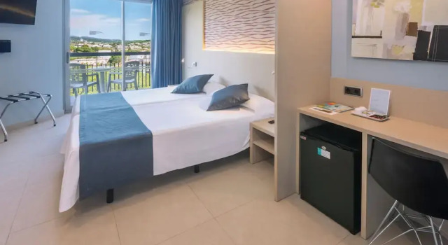 Двухместный номер Standard с балконом и с частичным видом на море GHT SAgaró Mar Hotel