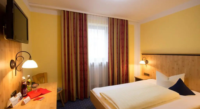 Hotel Park Cafe Reichl, Varaa Hotelli Bad Abbach Lower Bavaria