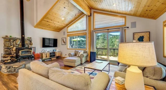 Sunny Cabin: 1 Mi to Tahoe Donner Resort!