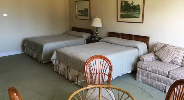Четырёхместный люкс с видом на поле для гольфа The Inn at Houndslake