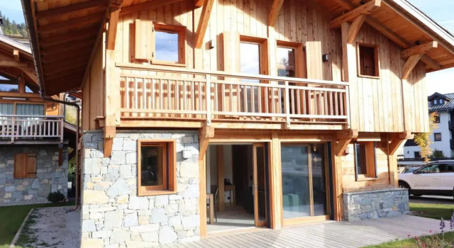 Chalet Neuf Exposé Plein Sud à 600m des Pistes avec Terrasse et Parking - FR-1-623-299, Забронировать Шале Виллы Овернь-Рона-Альпы, Вилла