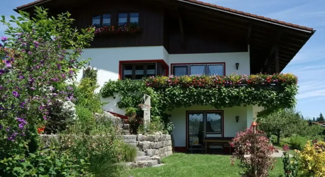 Holiday Apartment Hildegard Birds, Book Apartment Langenried Bavaria