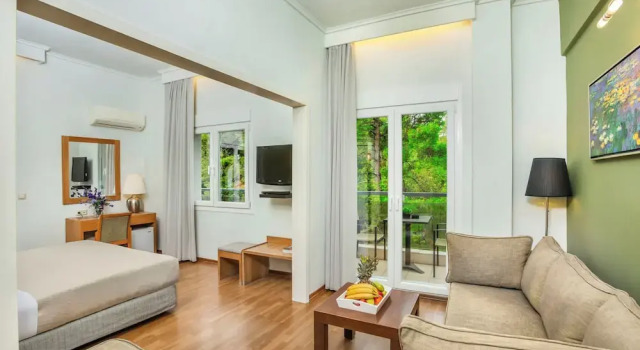 Четырёхместный номер Executive с балконом Pefka Hotel